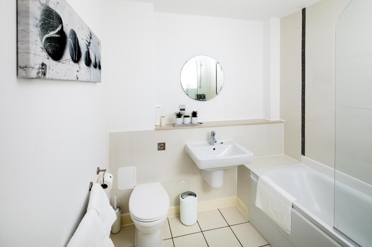 Stylish City Centre Apartment - Home From Home With Fully-Equipped Kitchen, Smart Tv, Netflix, Superfast Wifi, Free Parking, Self Check-In - By Brightleap Apartments Milton Keynes Buitenkant foto