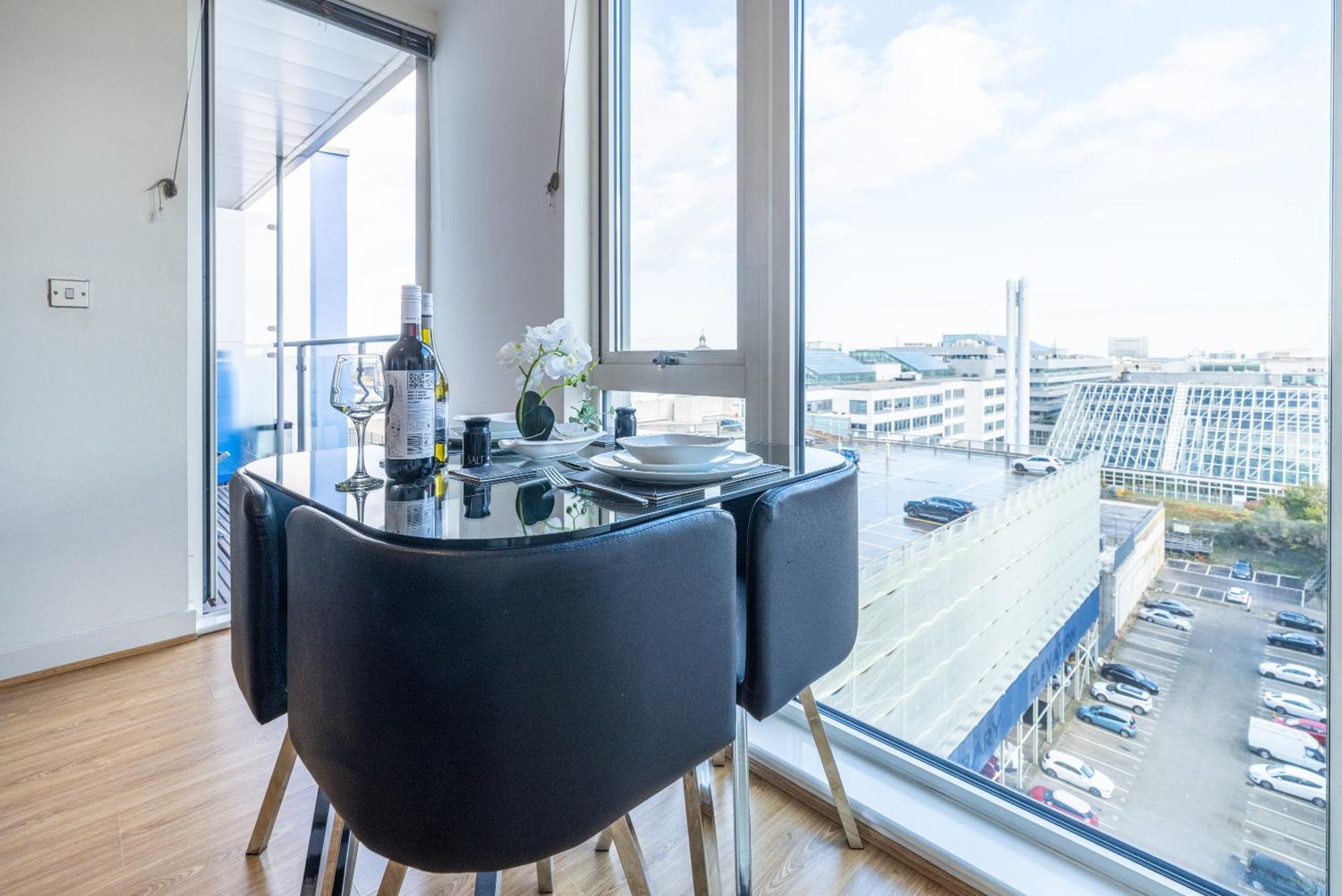 Stylish City Centre Apartment - Home From Home With Fully-Equipped Kitchen, Smart Tv, Netflix, Superfast Wifi, Free Parking, Self Check-In - By Brightleap Apartments Milton Keynes Buitenkant foto